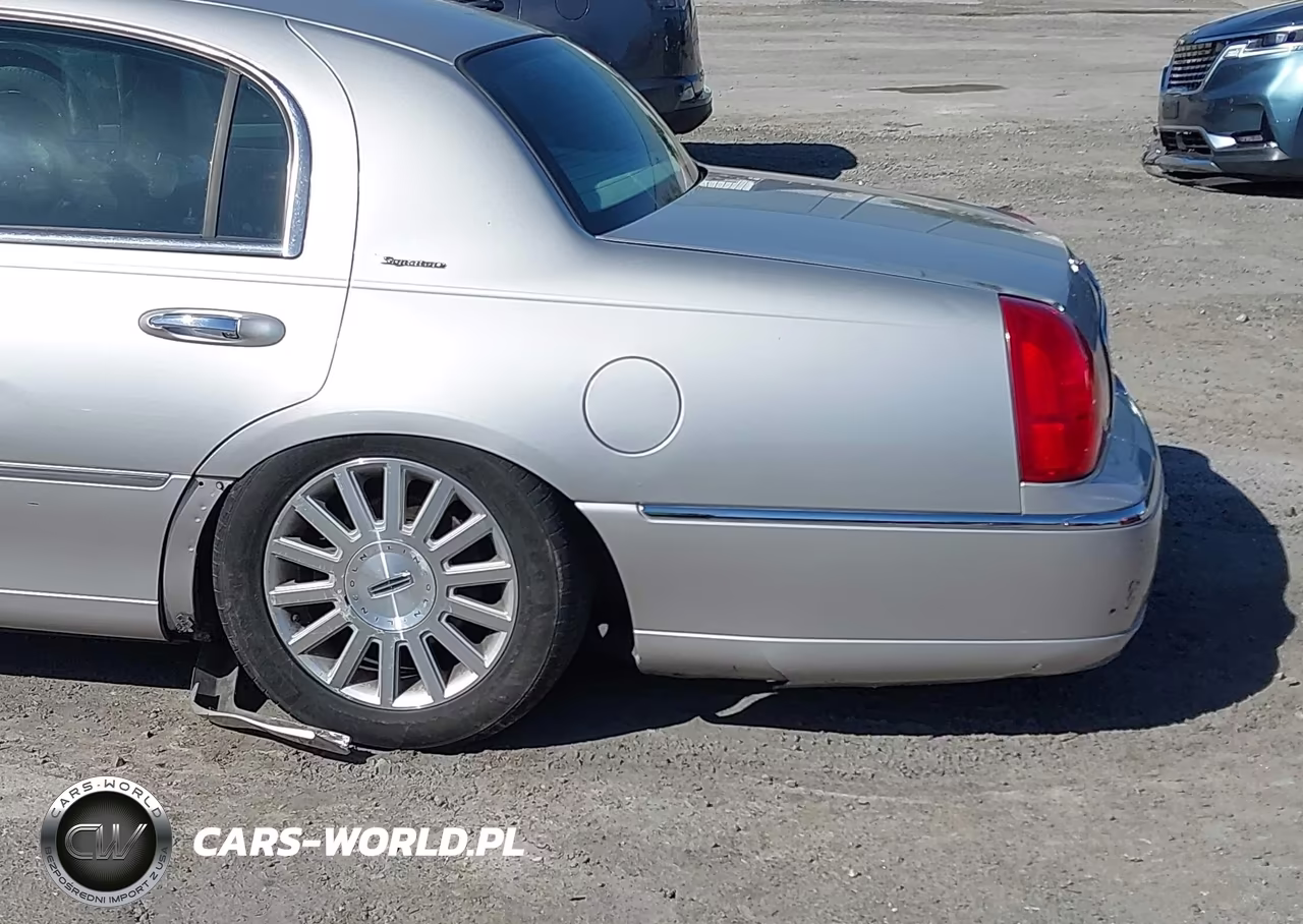 2003 Lincoln Town Car Signature VIN:1LNHM82W23Y612774 - 6