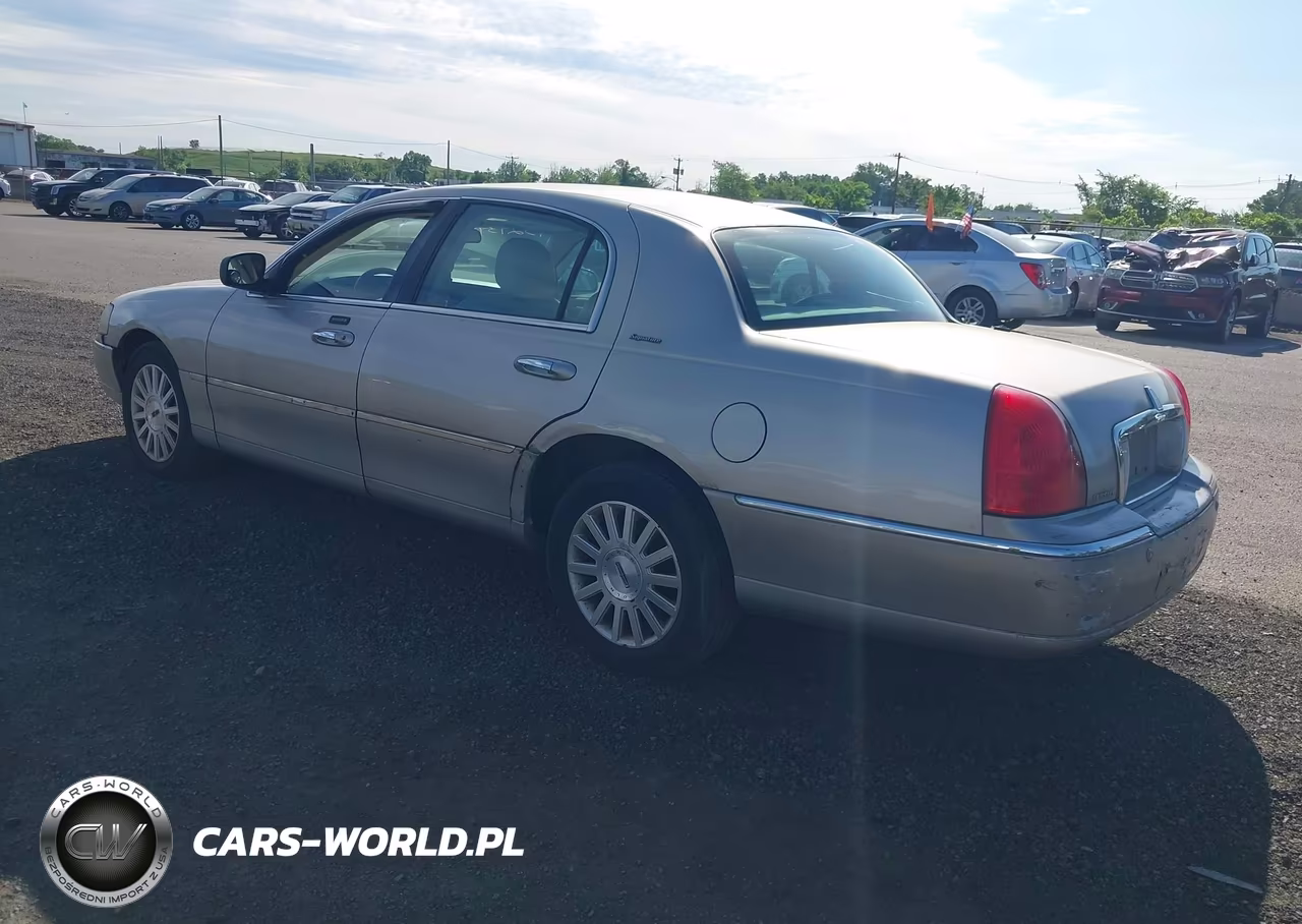 2003 Lincoln Town Car Signature VIN:1LNHM82W13Y633826 - 3
