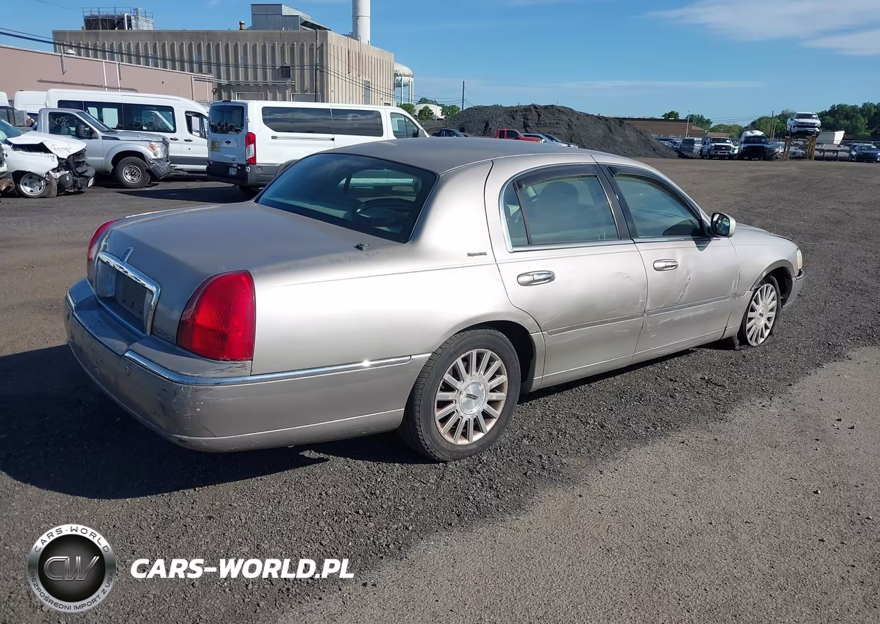 2003 Lincoln Town Car Signature VIN:1LNHM82W13Y633826 - 4