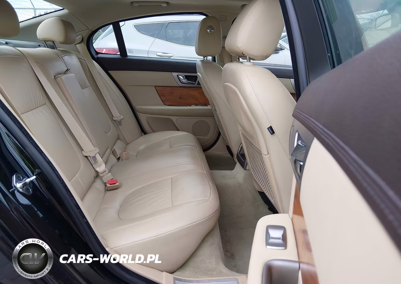 2010 Jaguar Xf VIN:SAJWA0FA1AHR65915 - 8