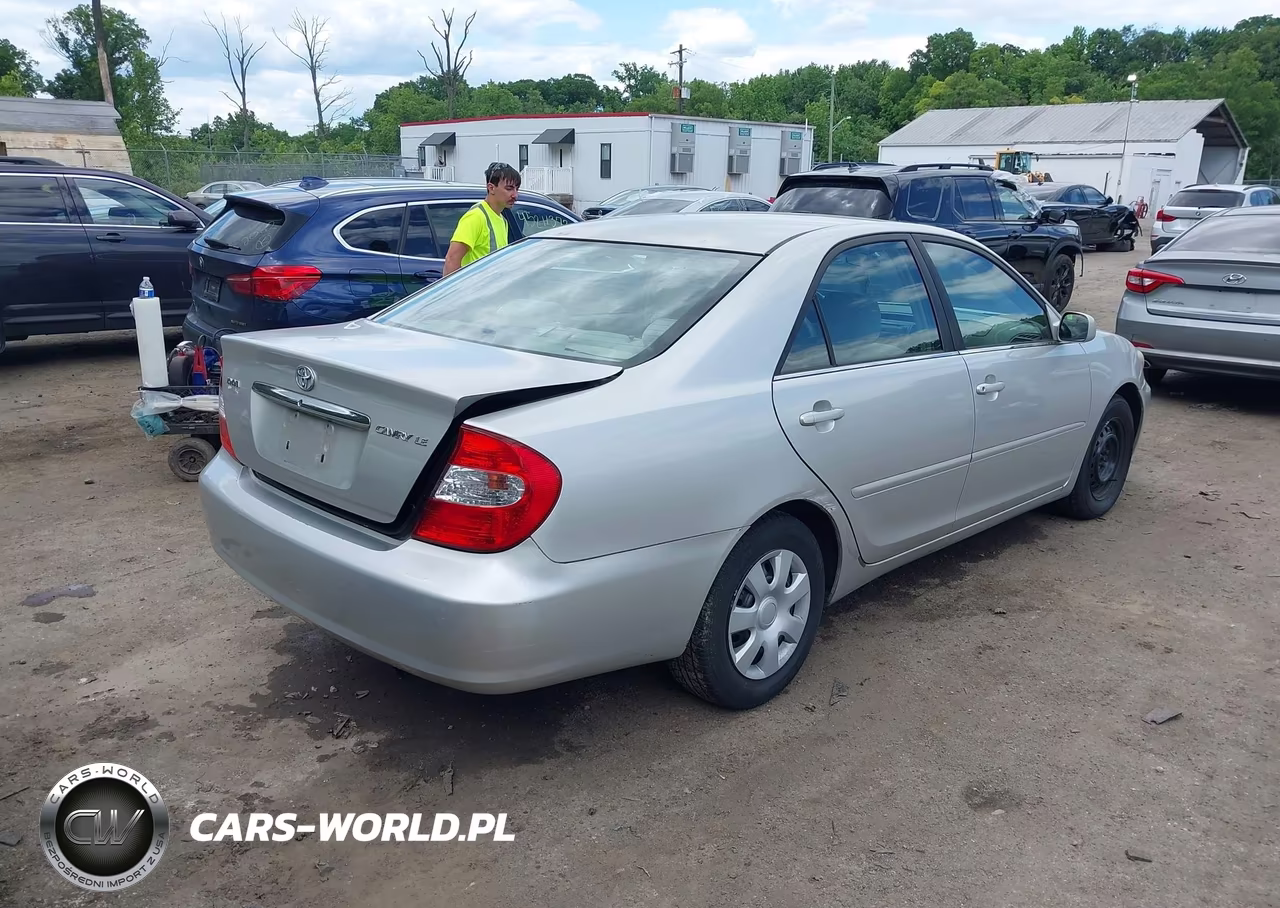 2002 Toyota Camry Le VIN:4T1BE32K72U113560 - 4