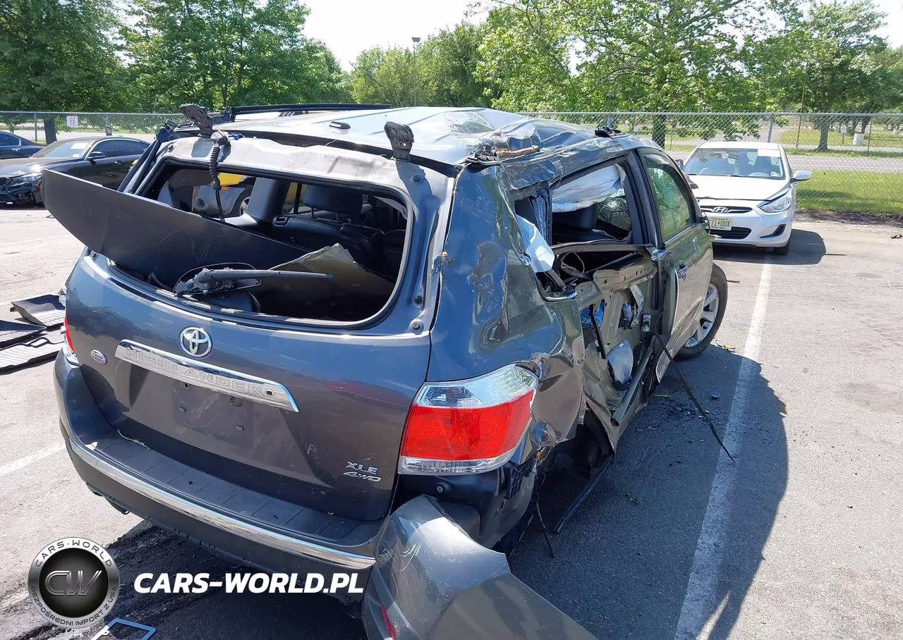 2013 Toyota Highlander Se V6 VIN:5TDBK3EH1DS243208 - 4