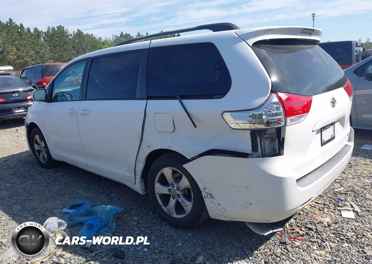 2011 Toyota Sienna Le V6 VIN:5TDKK3DCXBS110871 - 3