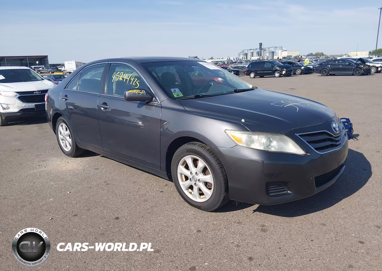 2010 Toyota Camry Le – zdjęcie 1 z 11