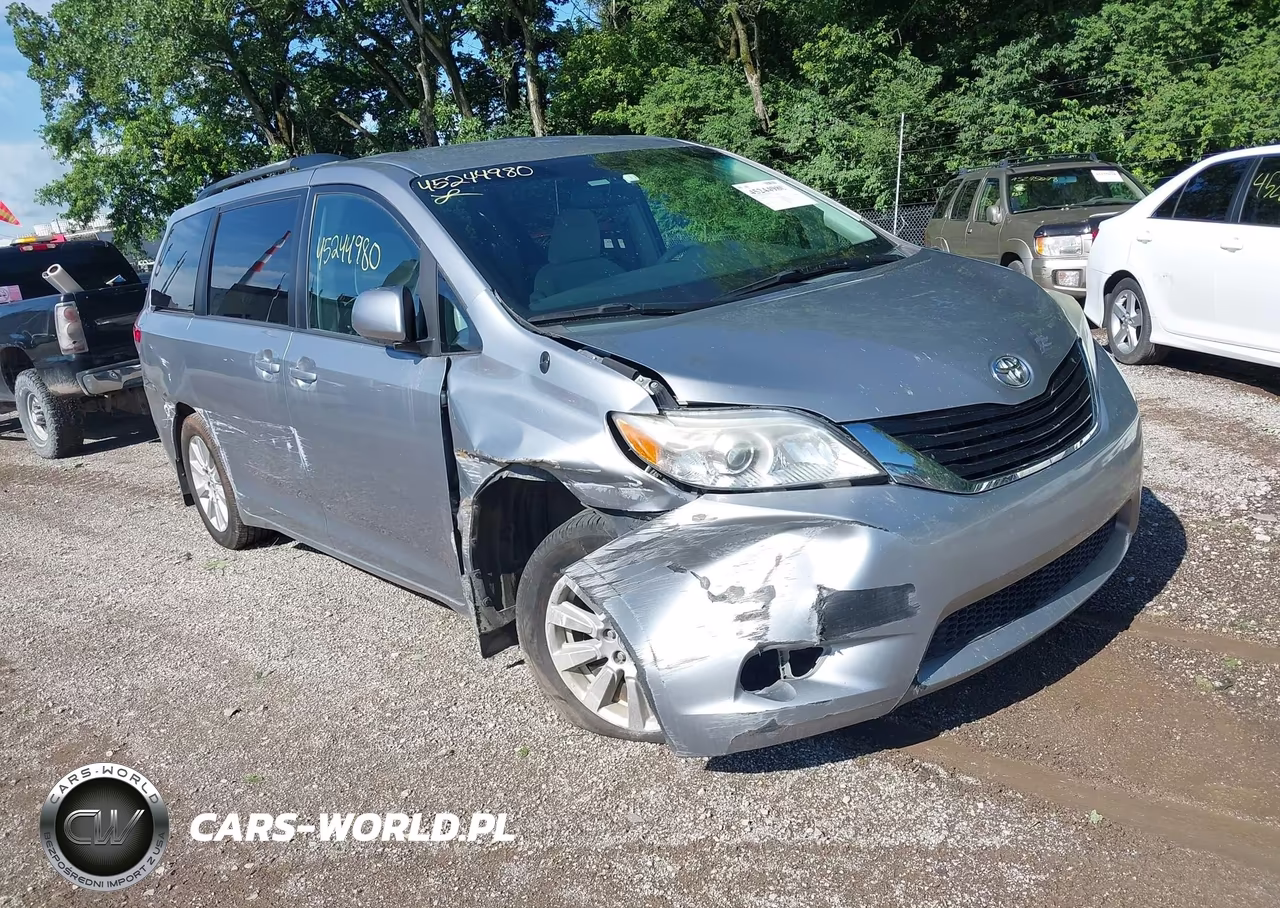 2013 Toyota Sienna Le 7 Passenger – zdjęcie 1 z 16