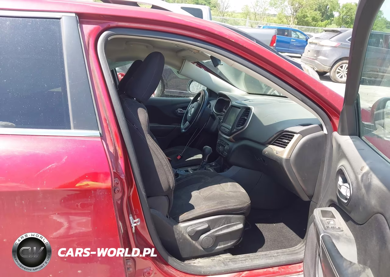 2015 Jeep Cherokee Latitude VIN:1C4PJMCB3FW660281 - 5