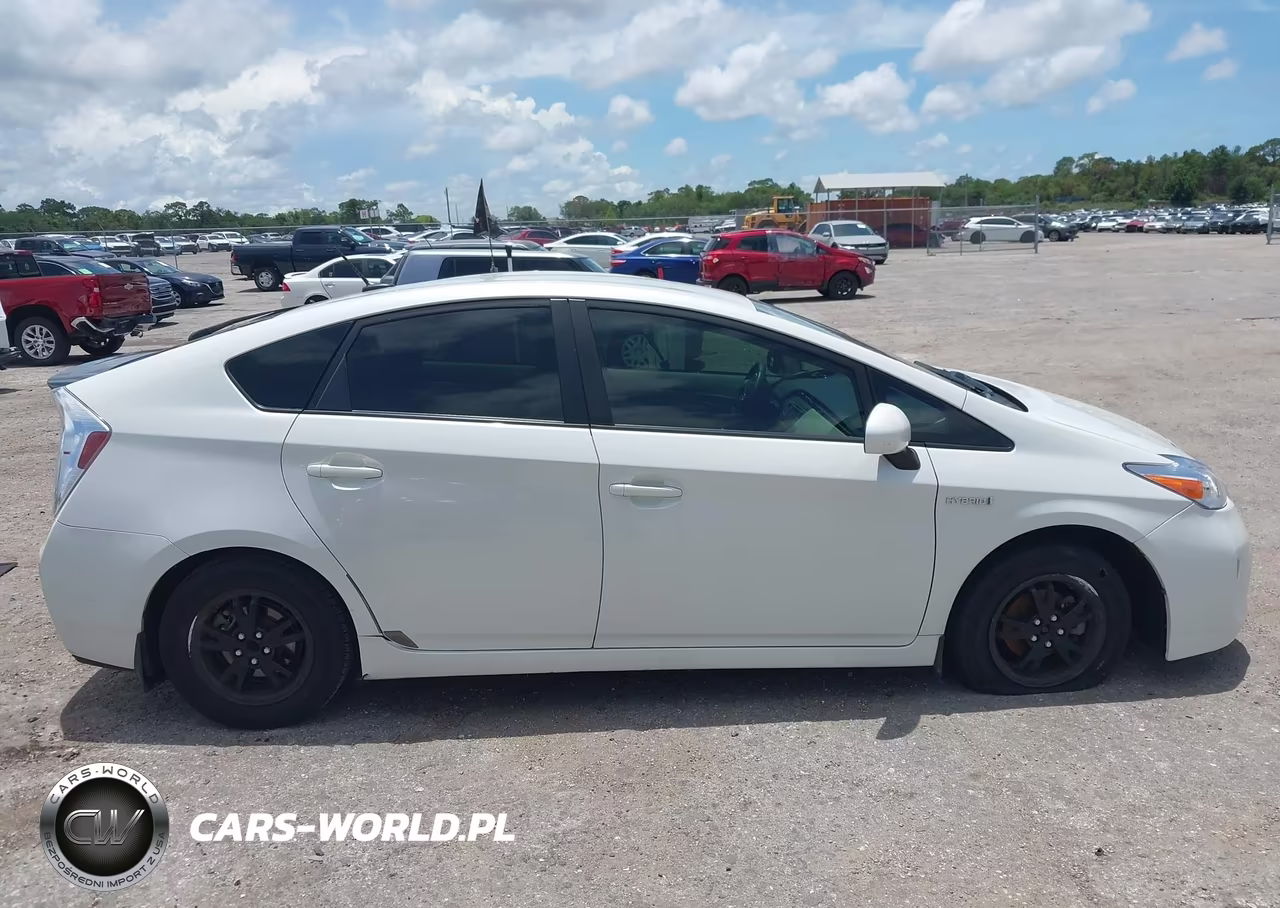 2014 Toyota Prius Three VIN:JTDKN3DUXE1754646 - 13