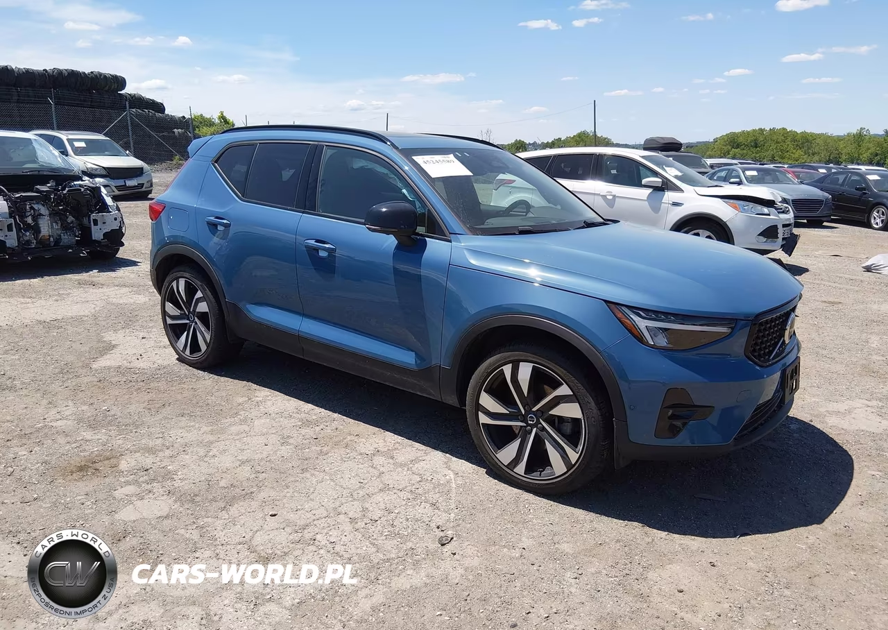 2023 Volvo Xc40 B5 Plus Dark Theme – zdjęcie 1 z 16