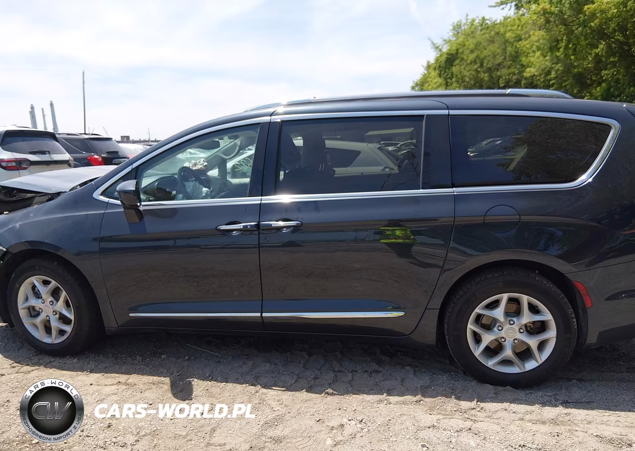 2020 Chrysler Pacifica Touring L Plus VIN:2C4RC1EG4LR242049 - 14