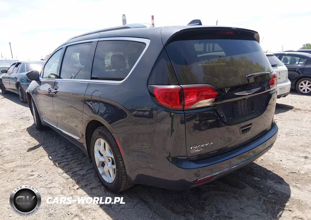 2020 Chrysler Pacifica Touring L Plus VIN:2C4RC1EG4LR242049 - 3