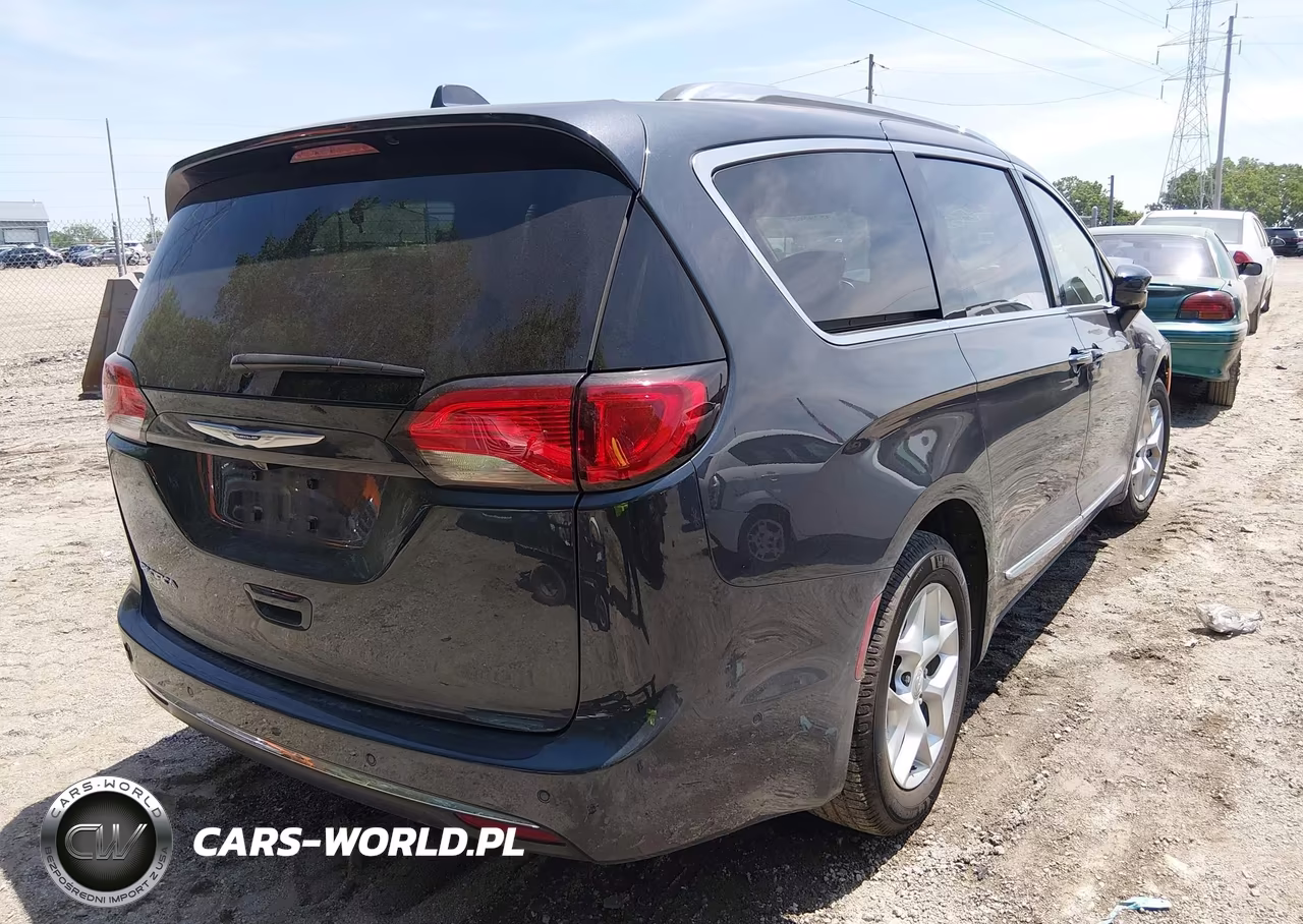 2020 Chrysler Pacifica Touring L Plus VIN:2C4RC1EG4LR242049 - 4