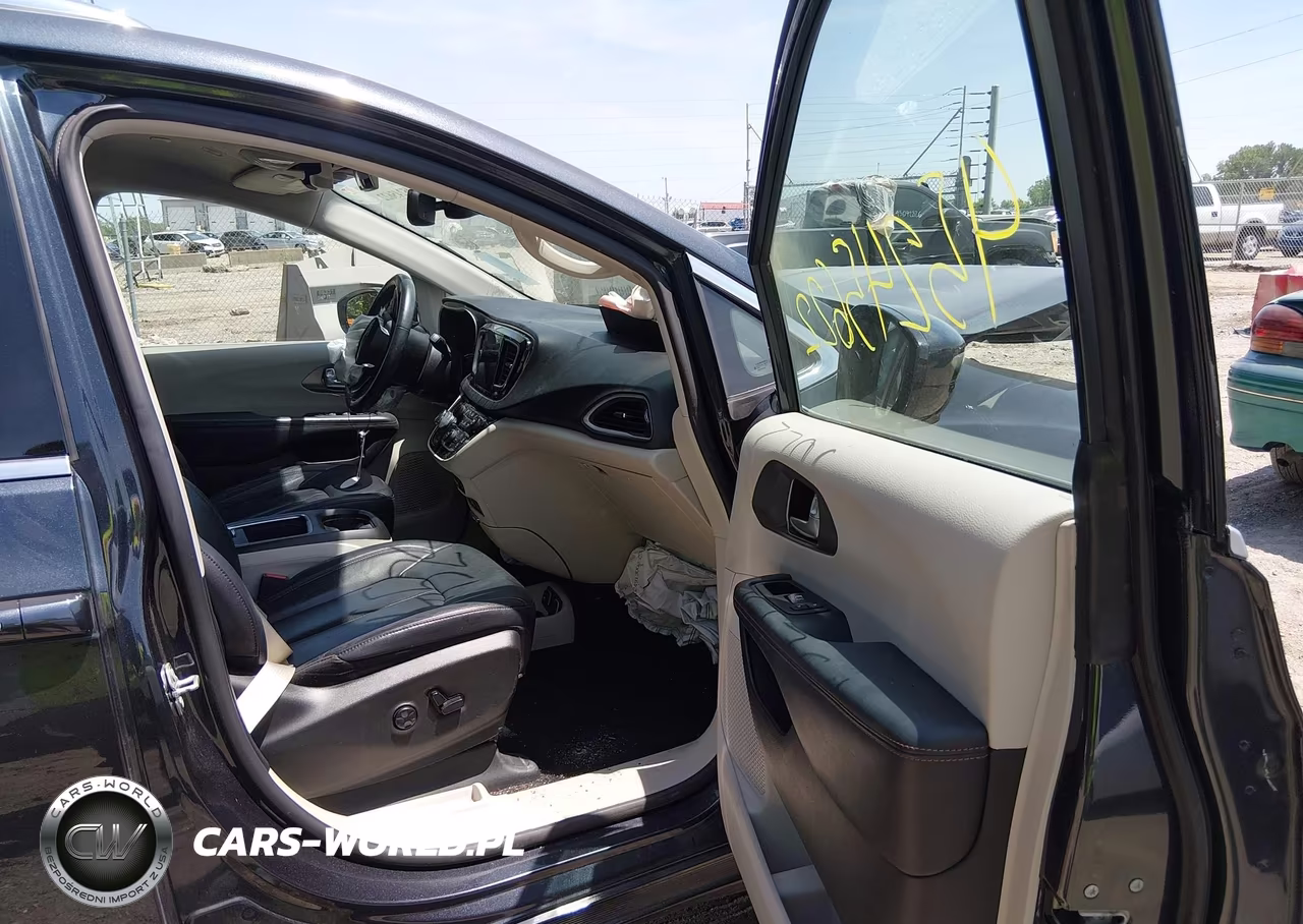 2020 Chrysler Pacifica Touring L Plus VIN:2C4RC1EG4LR242049 - 5