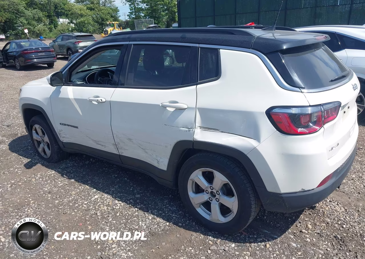 2019 Jeep Compass Latitude 4X4 VIN:3C4NJDBB9KT653456 - 3