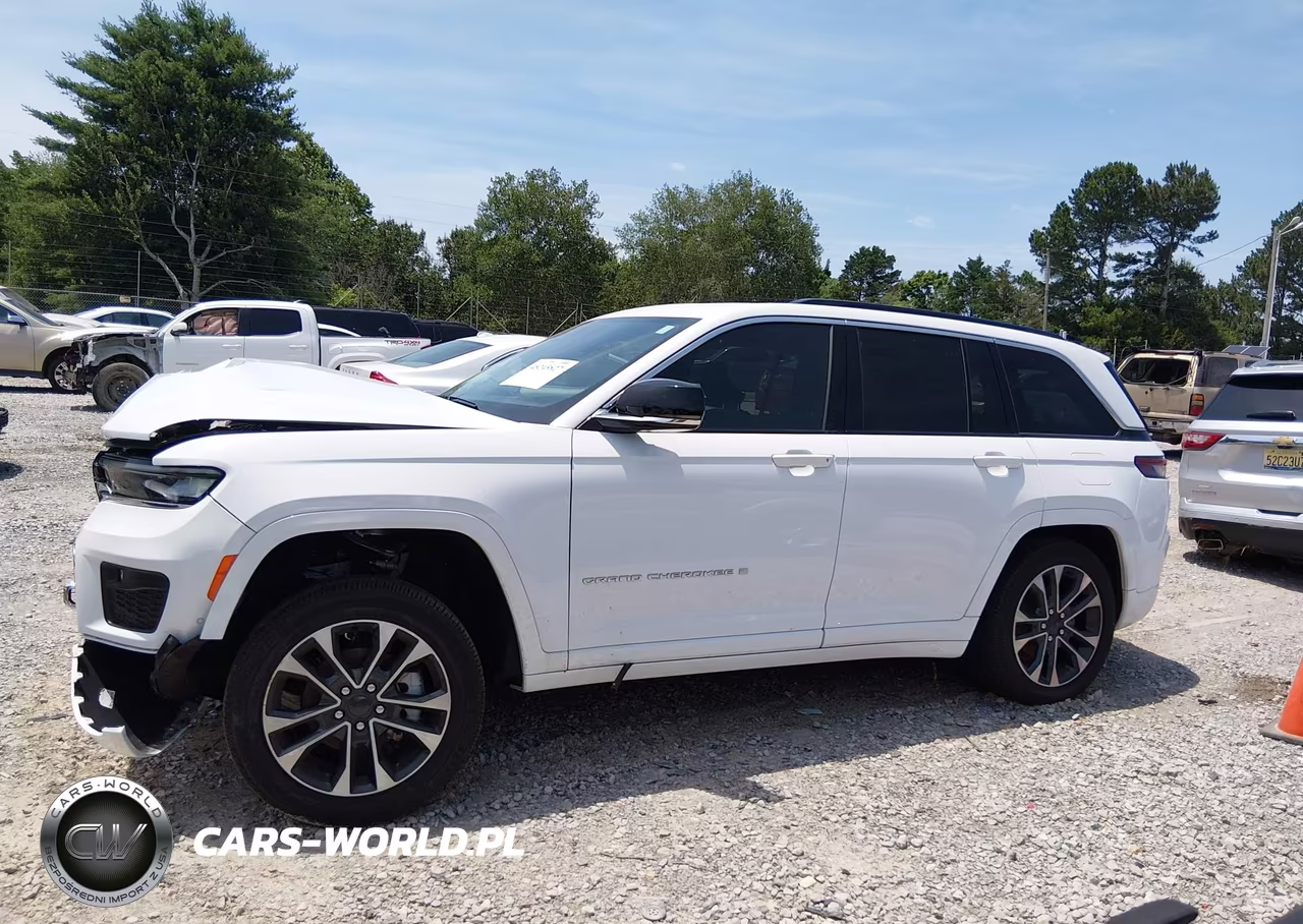 2025 Jeep Grand Cherokee Overland 4X4 VIN:1C4RJHDG7S8706641 - 15