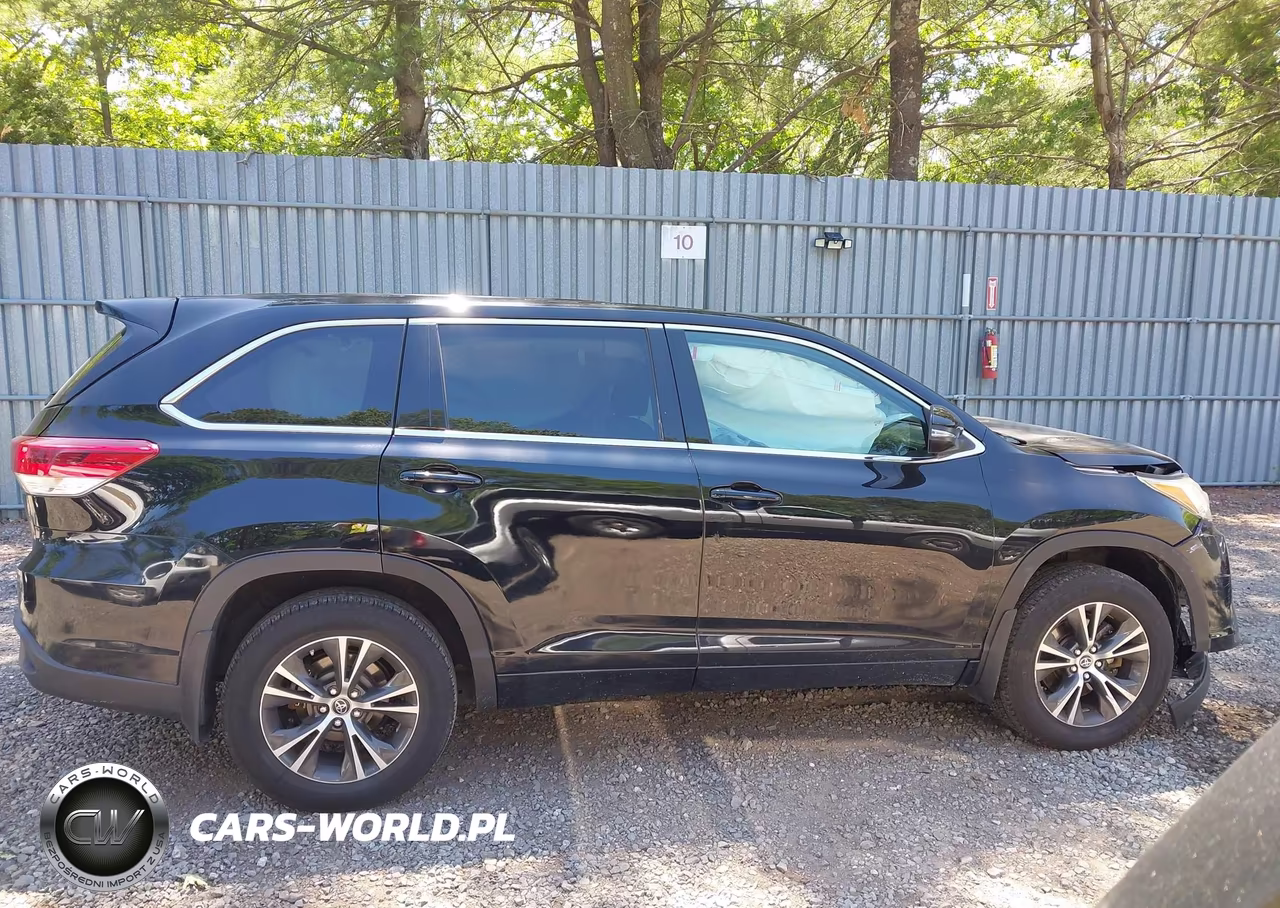 2018 Toyota Highlander Le VIN:5TDBZRFH5JS842590 - 13