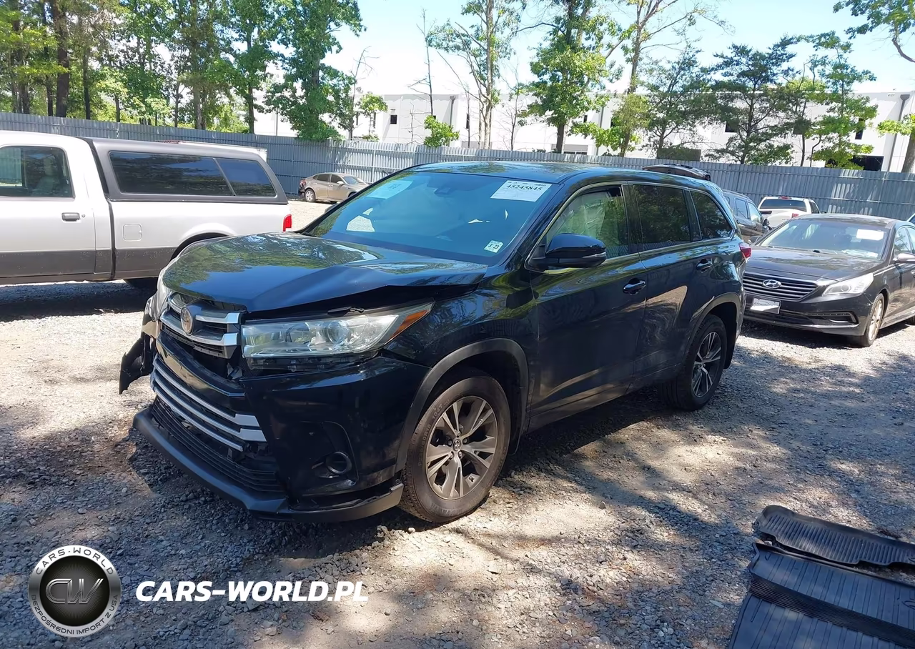2018 Toyota Highlander Le VIN:5TDBZRFH5JS842590 - 2