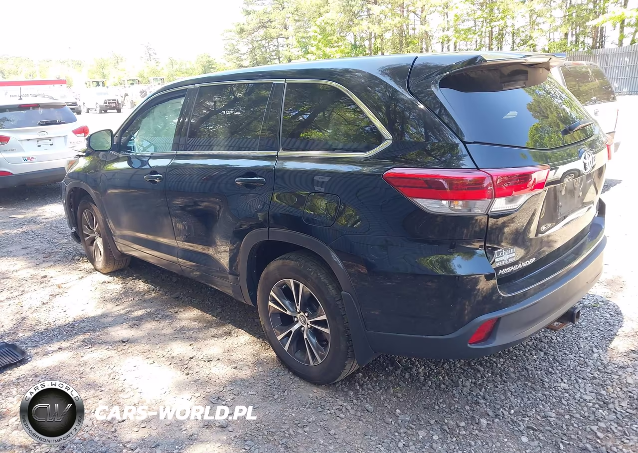 2018 Toyota Highlander Le VIN:5TDBZRFH5JS842590 - 3