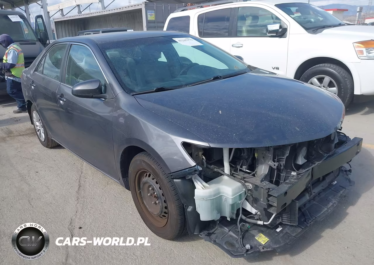 2014 Toyota Camry Le – zdjęcie 1 z 17