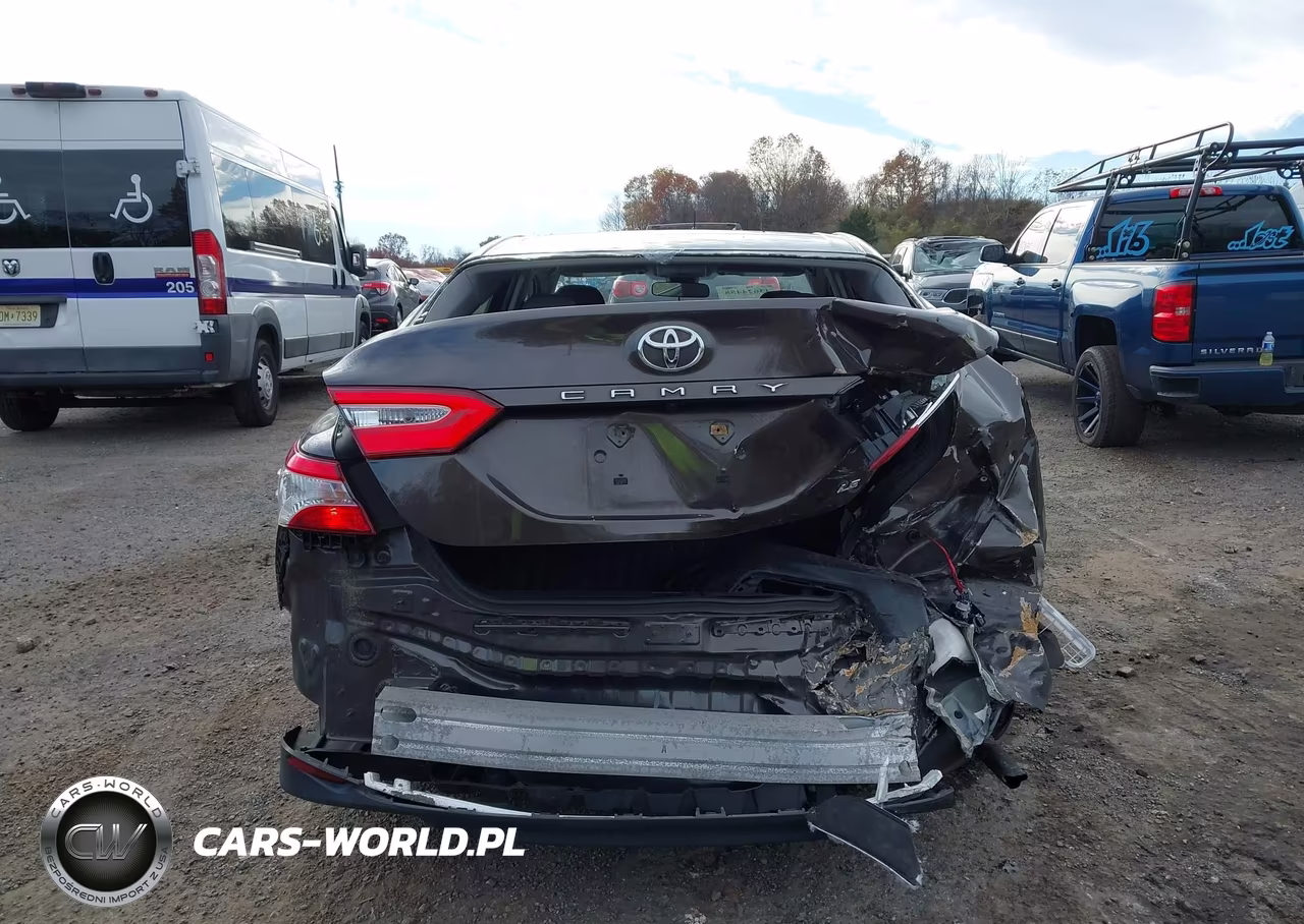 2018 Toyota Camry Le VIN:JTNB11HK5J3002467 - 17
