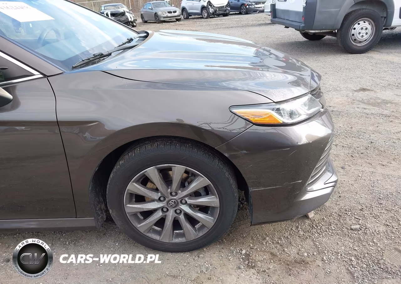 2018 Toyota Camry Le VIN:JTNB11HK5J3002467 - 18