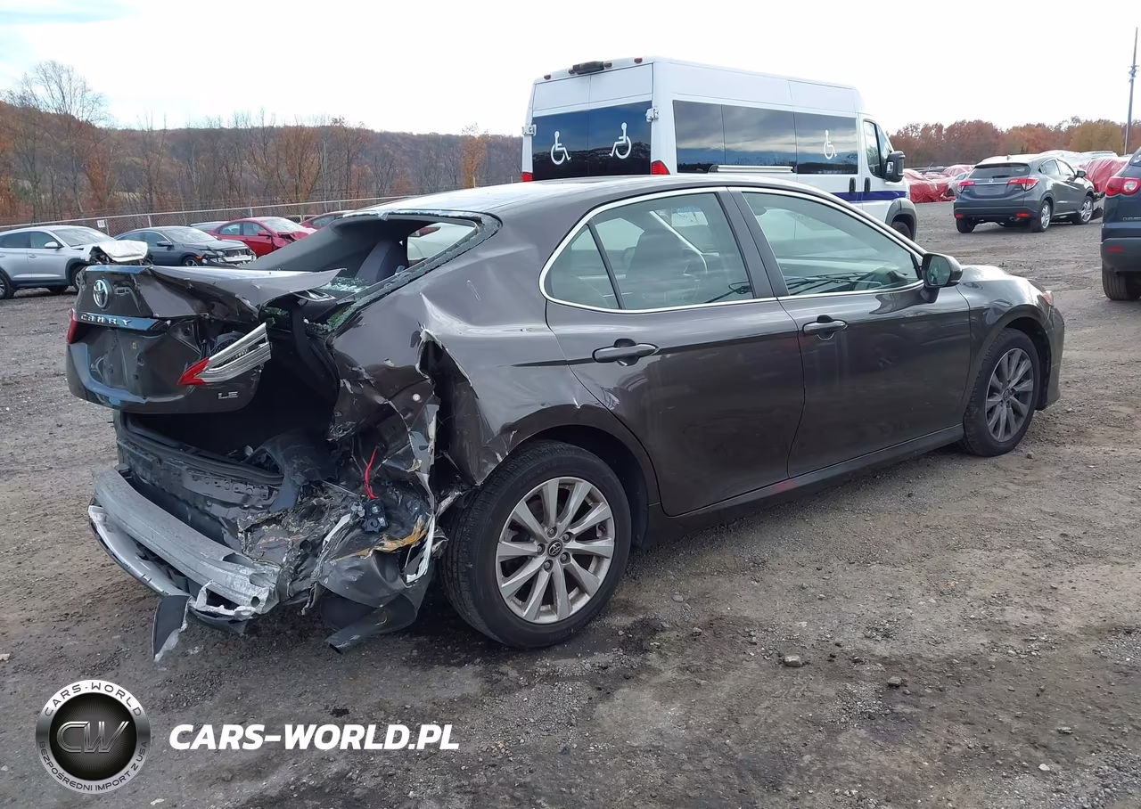 2018 Toyota Camry Le VIN:JTNB11HK5J3002467 - 4