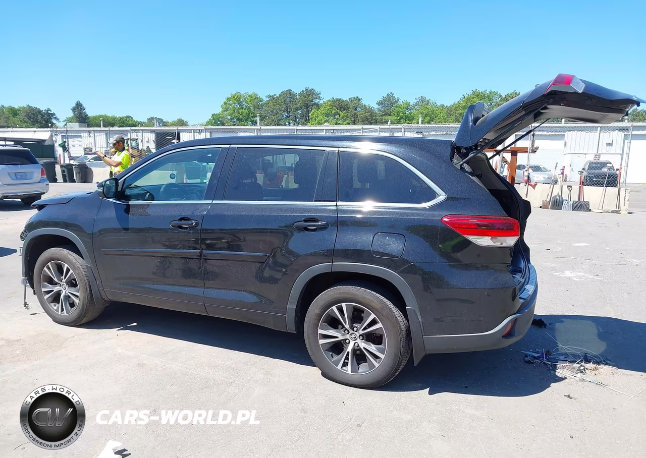 2018 Toyota Highlander Le VIN:5TDBZRFH3JS496524 - 3
