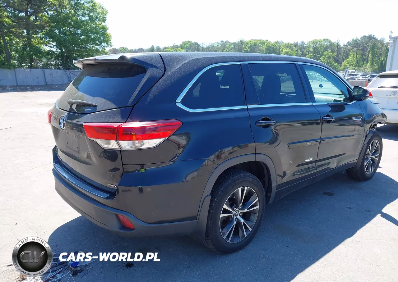 2018 Toyota Highlander Le VIN:5TDBZRFH3JS496524 - 4