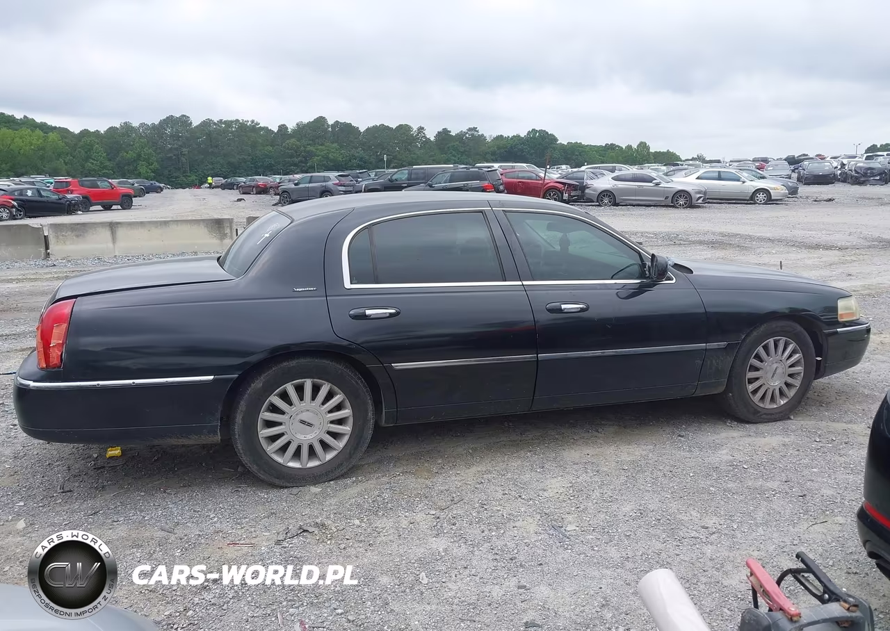2003 Lincoln Town Car Signature VIN:1LNHM82W53Y692829 - 13