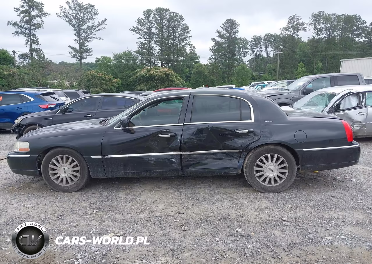 2003 Lincoln Town Car Signature VIN:1LNHM82W53Y692829 - 14