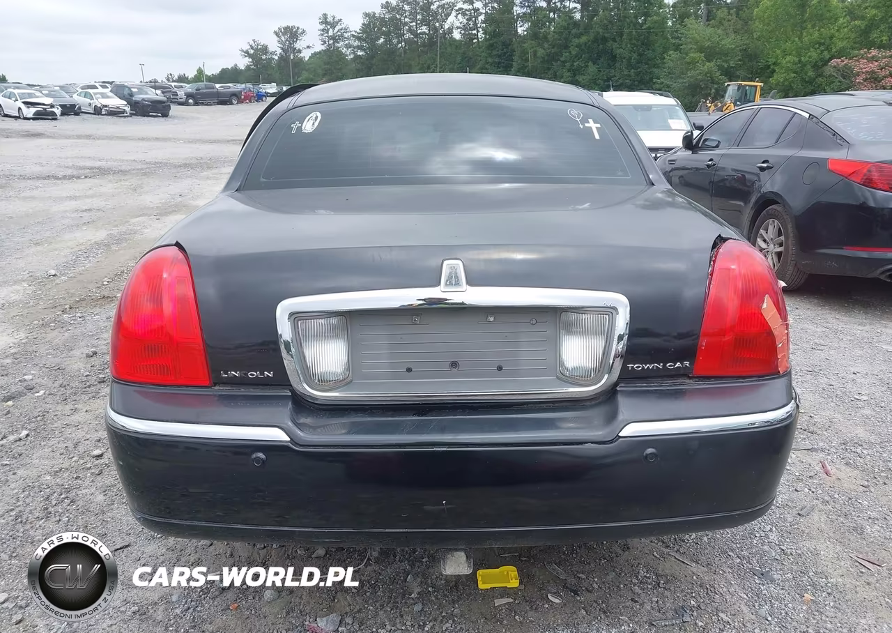2003 Lincoln Town Car Signature VIN:1LNHM82W53Y692829 - 16
