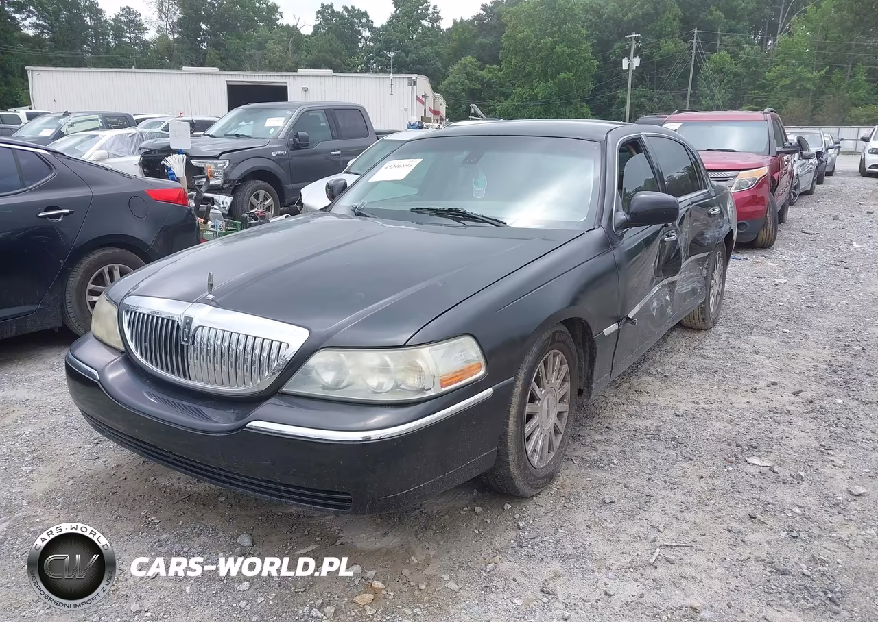 2003 Lincoln Town Car Signature VIN:1LNHM82W53Y692829 - 2