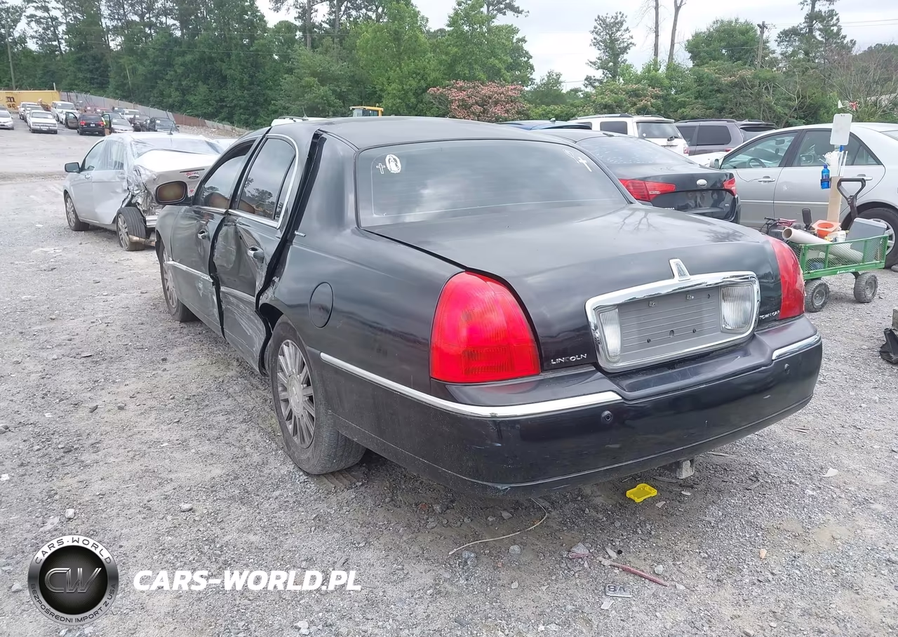 2003 Lincoln Town Car Signature VIN:1LNHM82W53Y692829 - 3