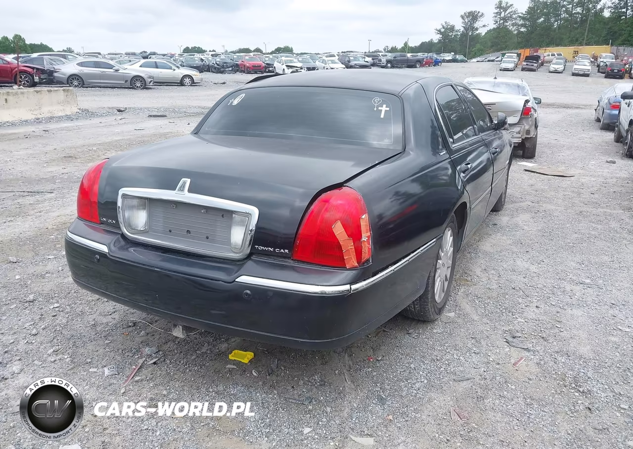 2003 Lincoln Town Car Signature VIN:1LNHM82W53Y692829 - 4