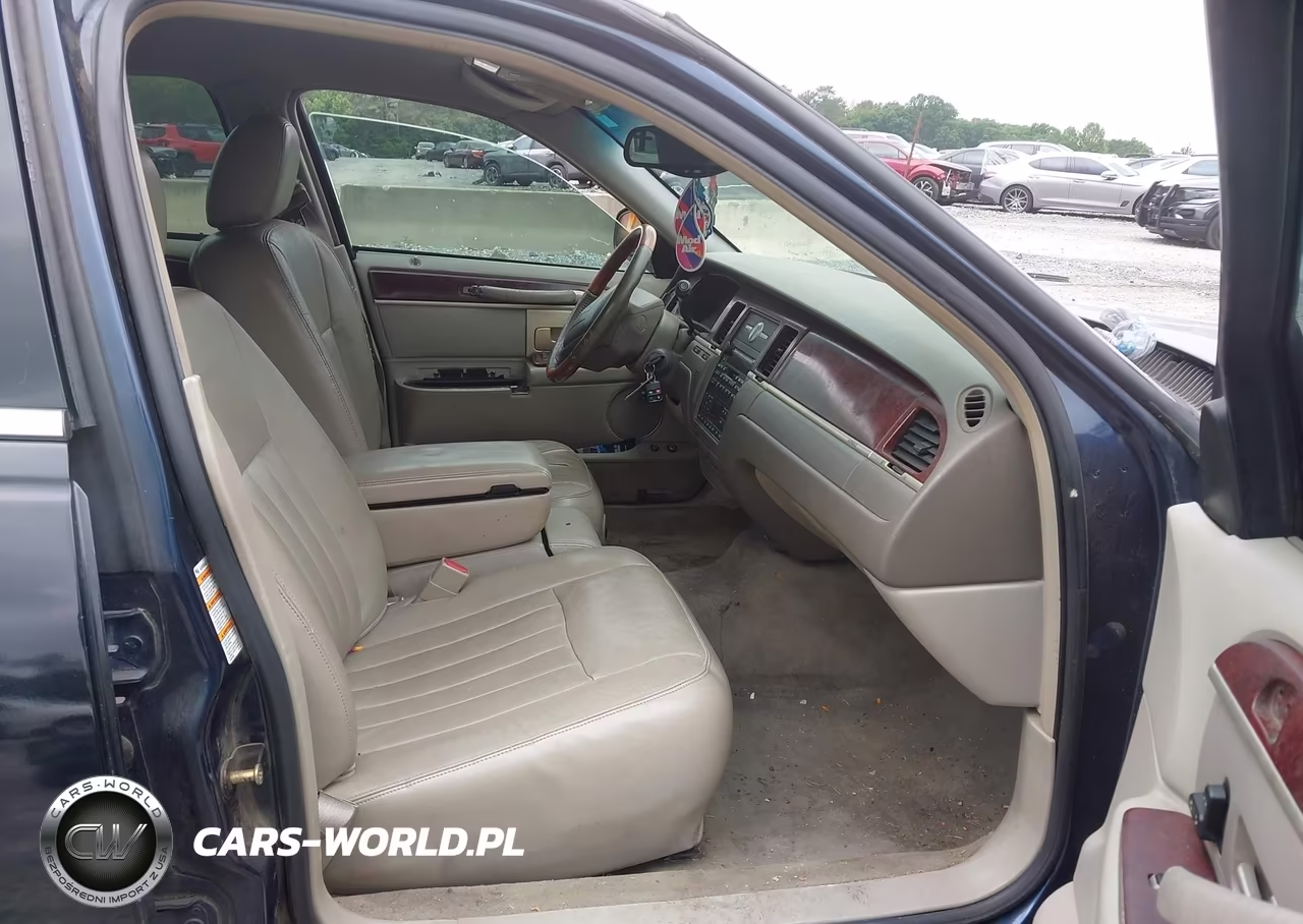 2003 Lincoln Town Car Signature VIN:1LNHM82W53Y692829 - 5