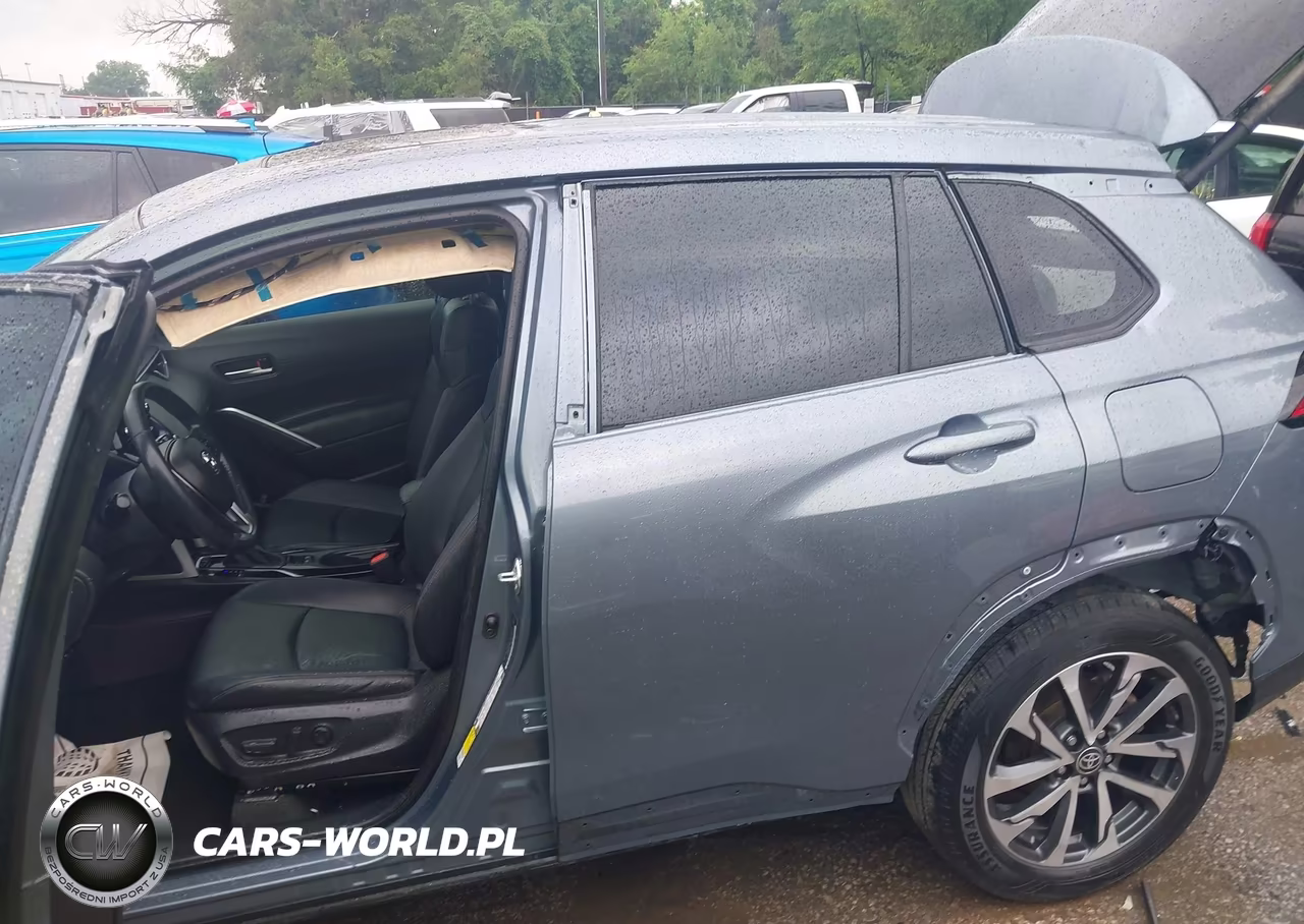 2022 Toyota Corolla Cross Xle VIN:7MUDAABG7NV036065 - 6