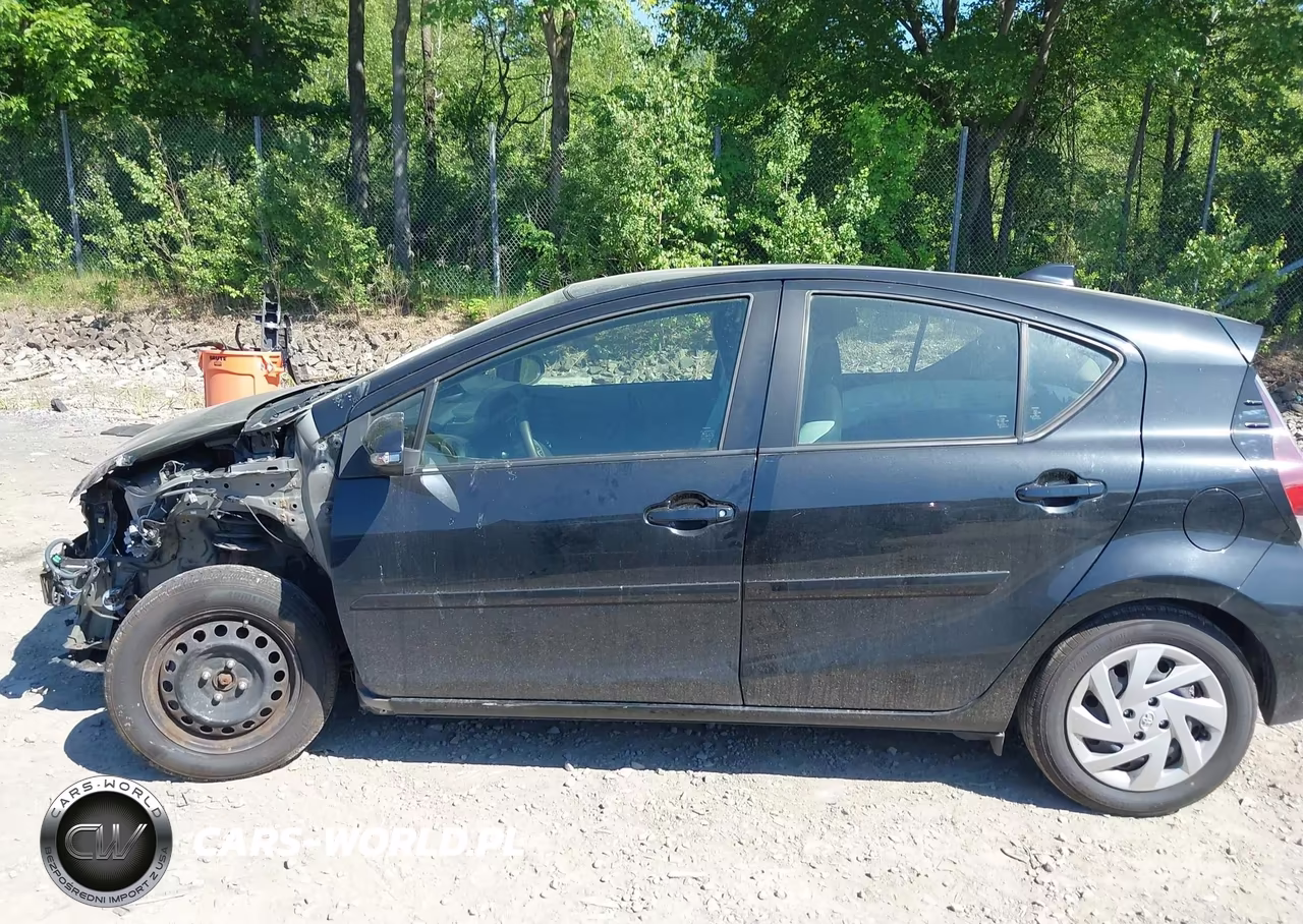 2015 Toyota Prius C One VIN:JTDKDTB38F1579201 - 14