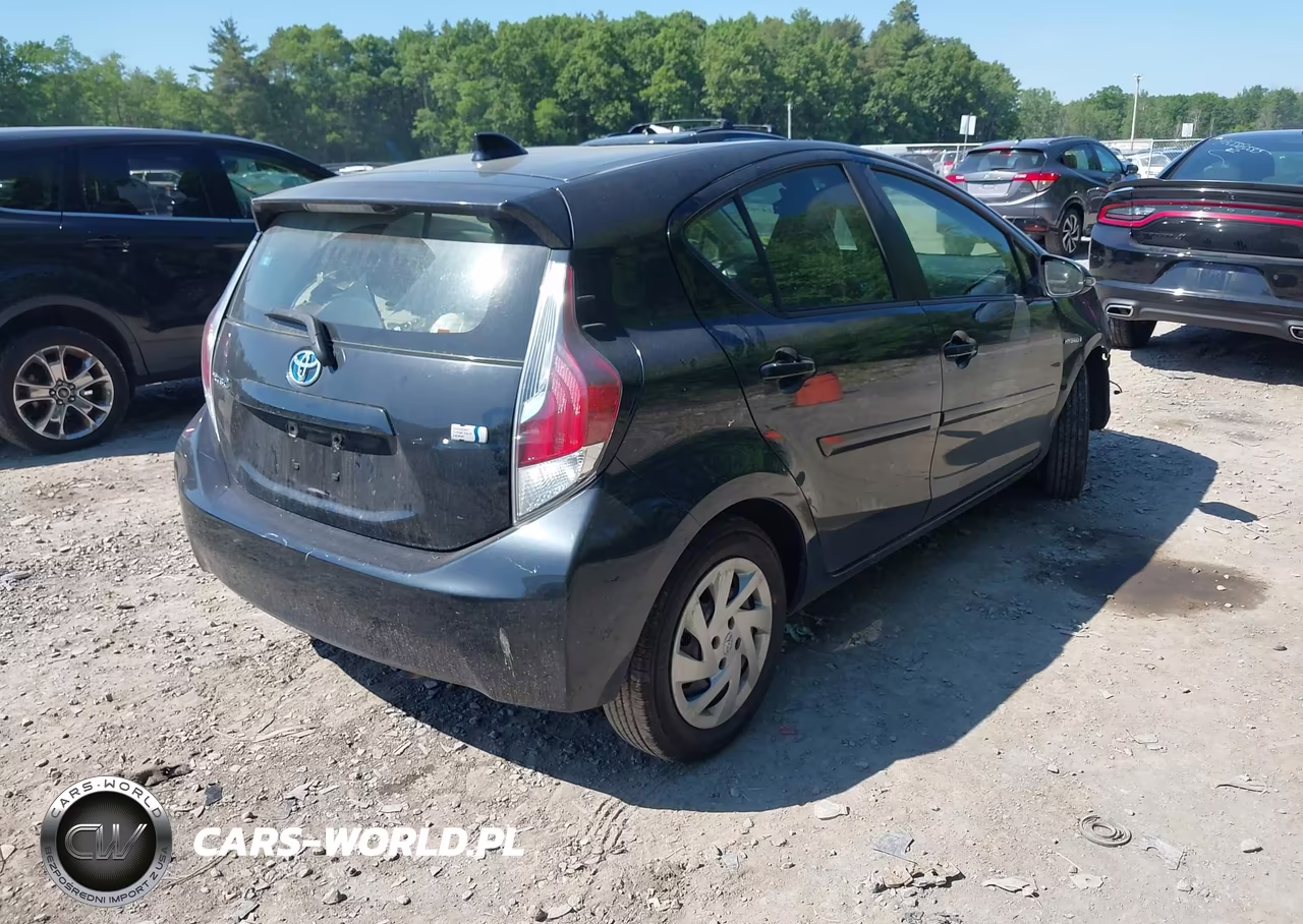 2015 Toyota Prius C One VIN:JTDKDTB38F1579201 - 4