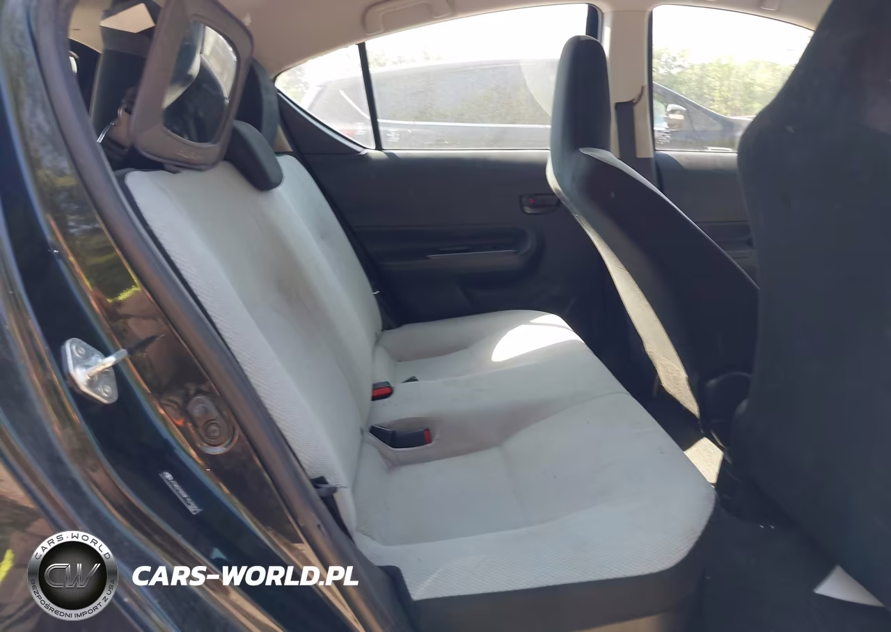 2015 Toyota Prius C One VIN:JTDKDTB38F1579201 - 8