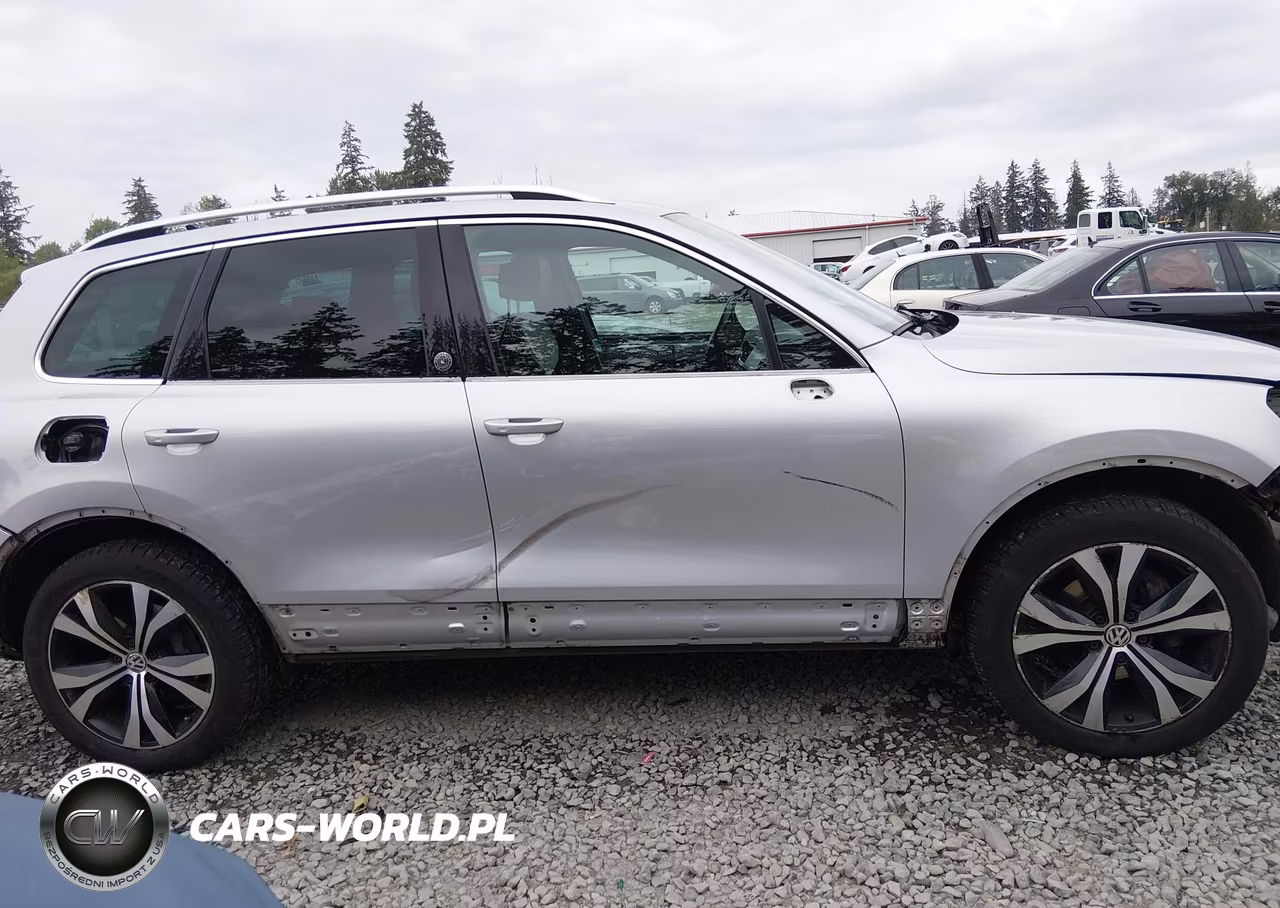 2017 Volkswagen Touareg V6 Wolfsburg Edition VIN:WVGRF7BP6HD001033 - 14