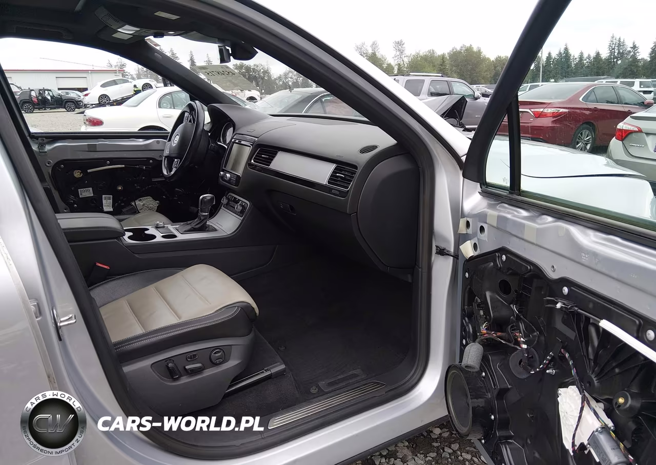 2017 Volkswagen Touareg V6 Wolfsburg Edition VIN:WVGRF7BP6HD001033 - 18