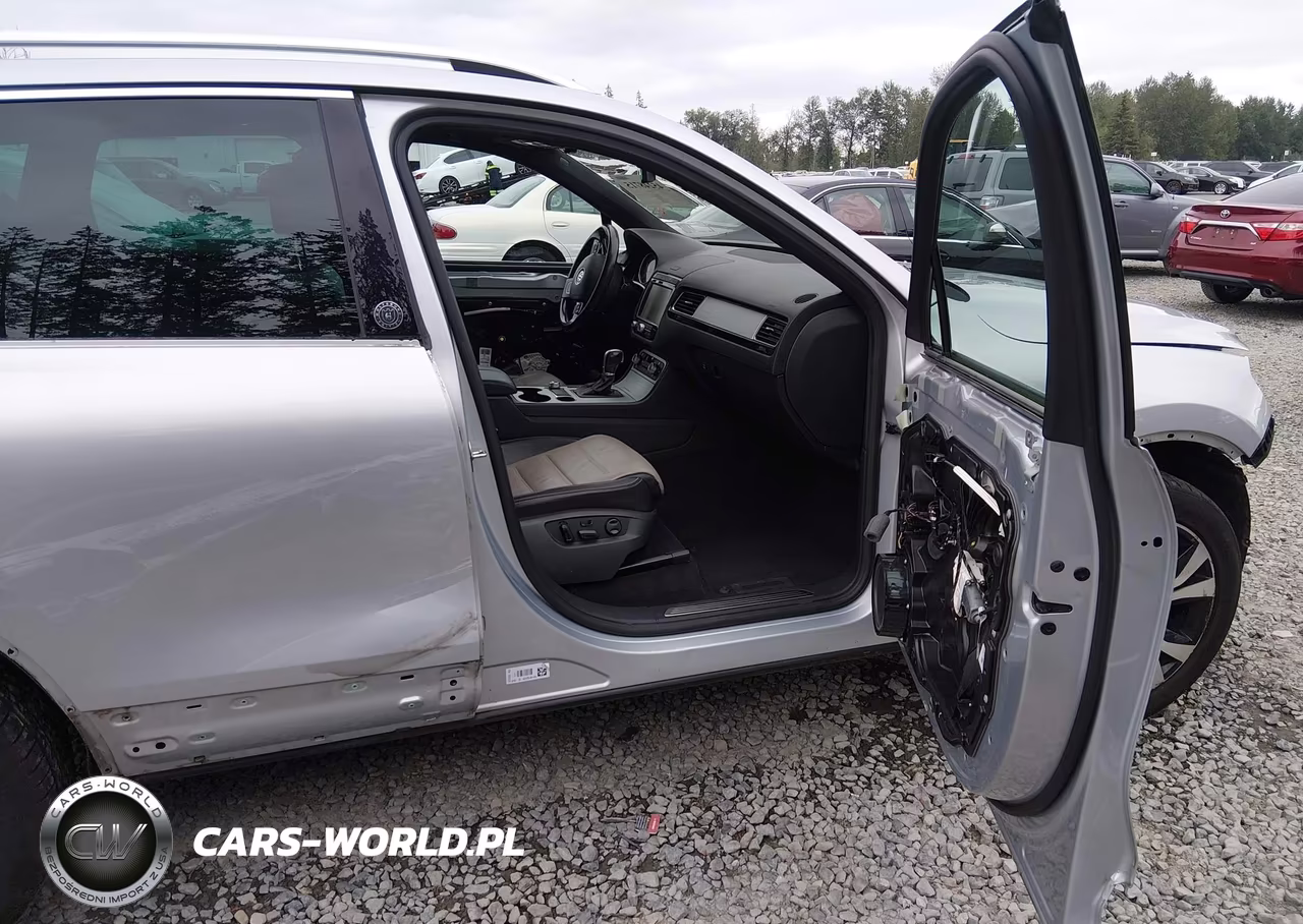 2017 Volkswagen Touareg V6 Wolfsburg Edition VIN:WVGRF7BP6HD001033 - 5