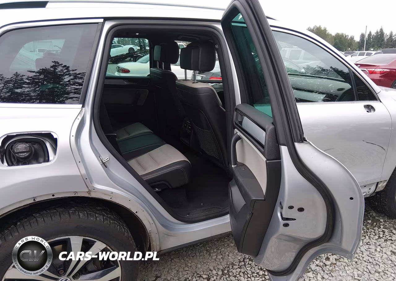 2017 Volkswagen Touareg V6 Wolfsburg Edition VIN:WVGRF7BP6HD001033 - 8