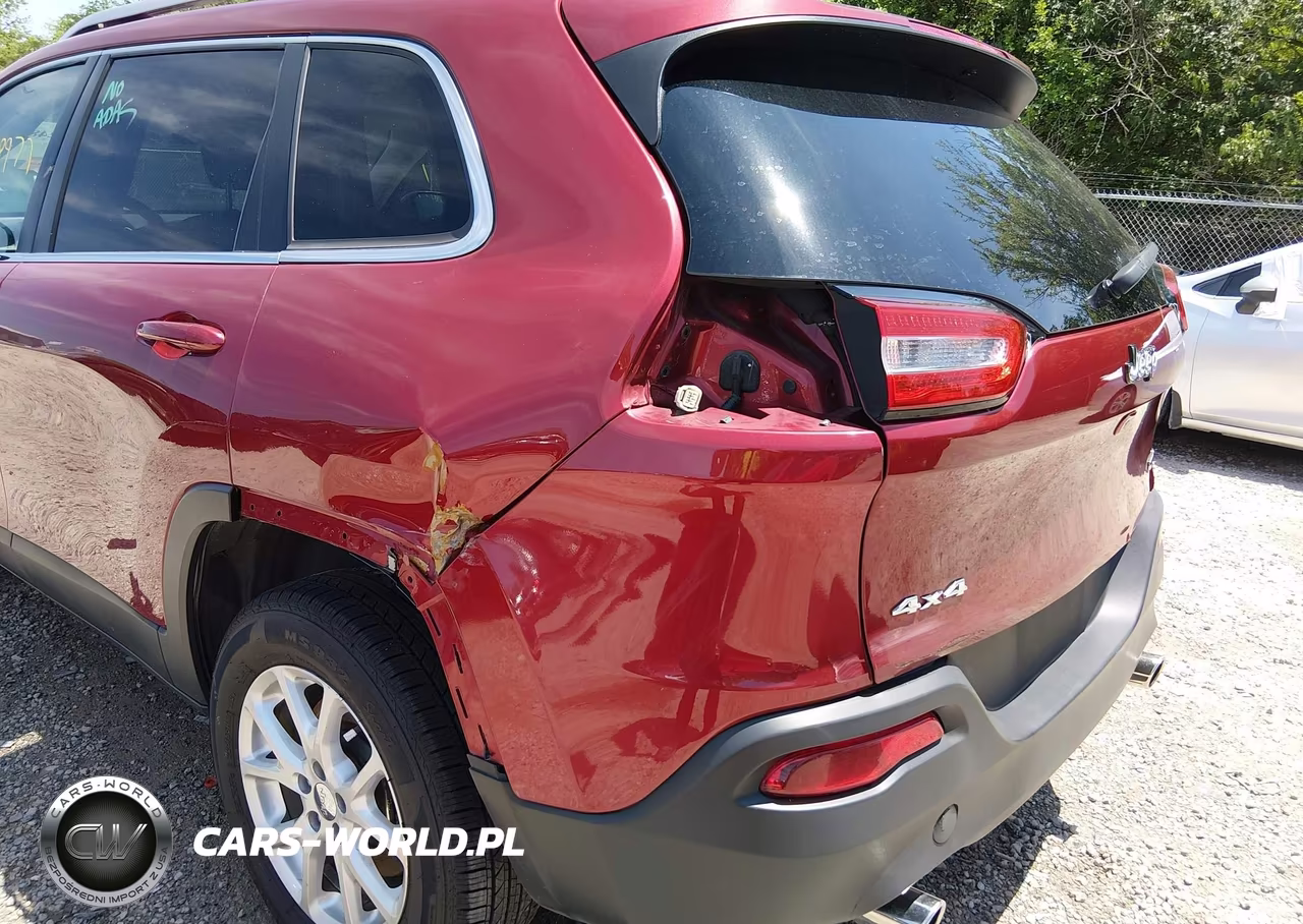2015 Jeep Cherokee Latitude VIN:1C4PJMCS6FW725981 - 6
