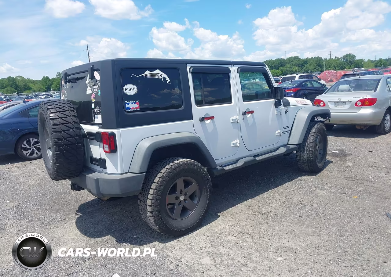 2015 Jeep Wrangler Unlimited Sport VIN:1C4BJWDG3FL644776 - 4