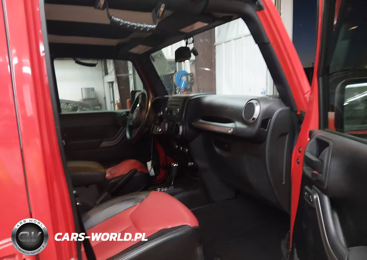 2015 Jeep Wrangler Unlimited Sport VIN:1C4BJWDGXFL653345 - 5
