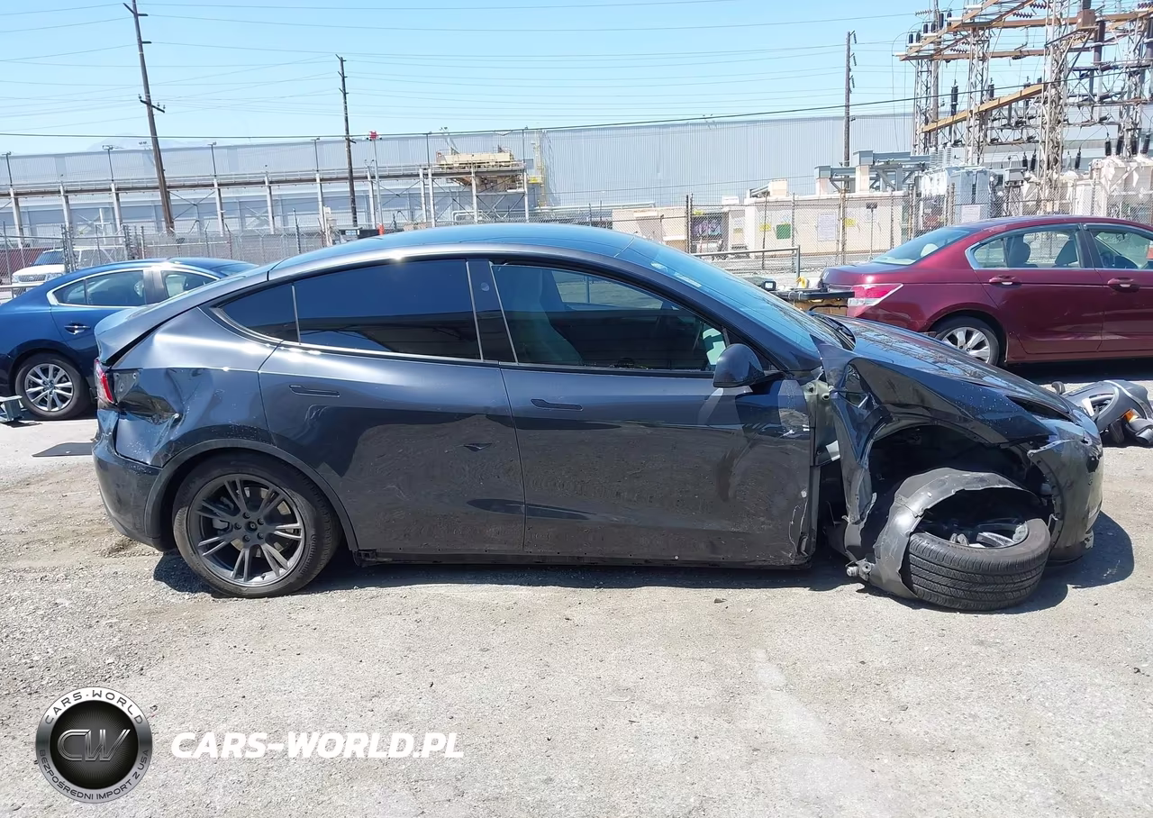 2025 Tesla Model Y Long Range Dual Motor Rear-Wheel Drive VIN:7SAYGDED6SF229808 - 13