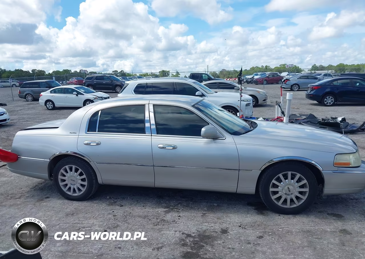 2007 Lincoln Town Car Signature VIN:1LNHM81W97Y637484 - 13