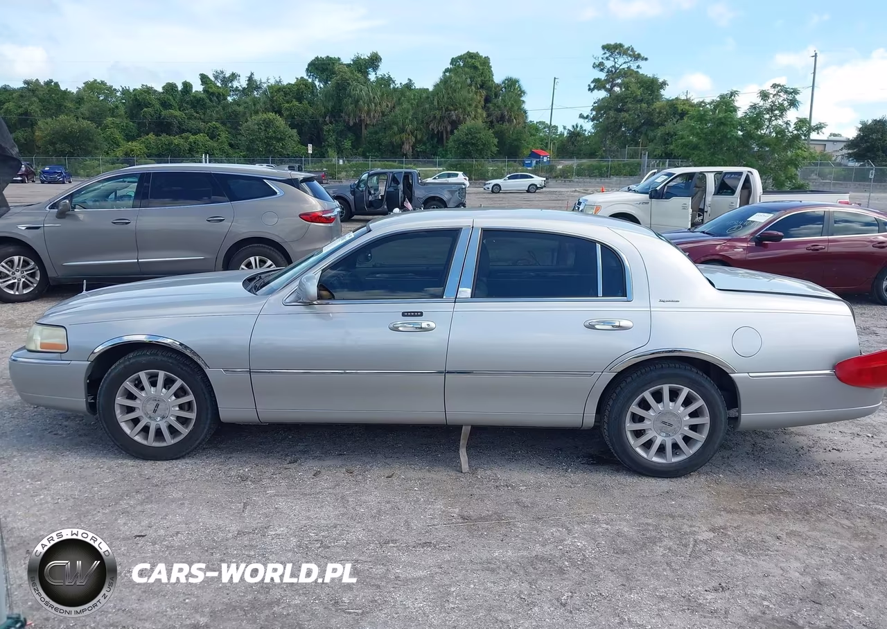 2007 Lincoln Town Car Signature VIN:1LNHM81W97Y637484 - 14
