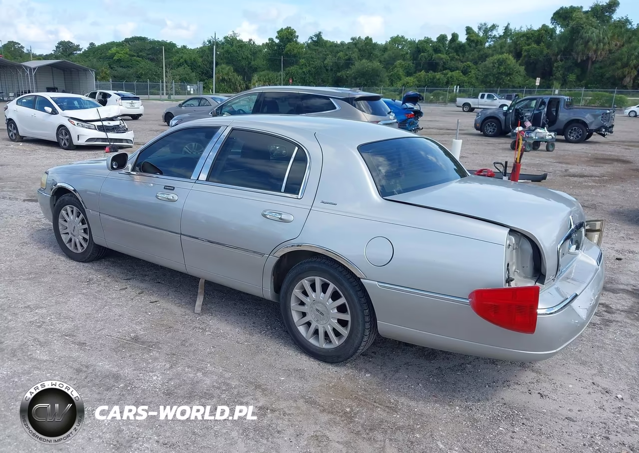 2007 Lincoln Town Car Signature VIN:1LNHM81W97Y637484 - 3