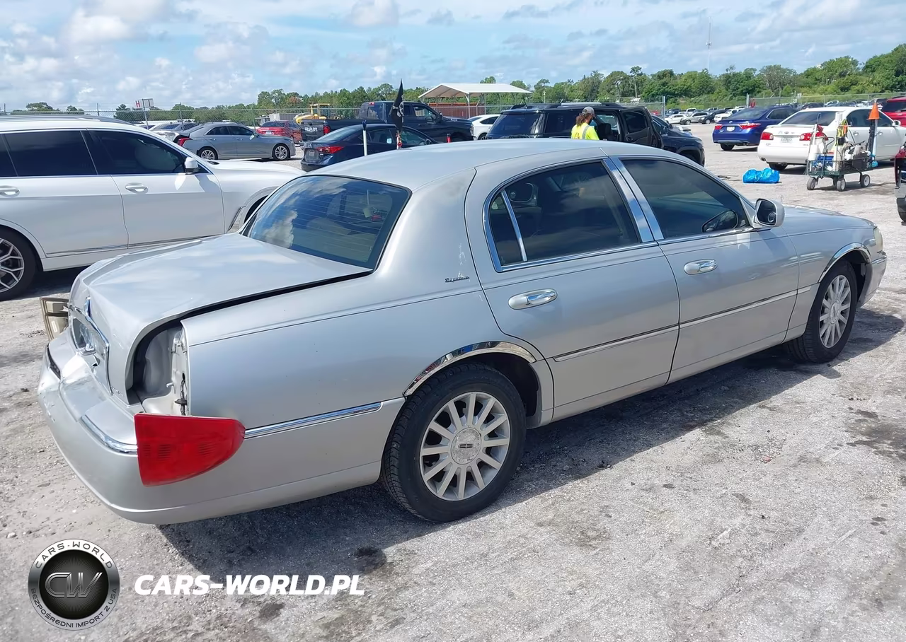 2007 Lincoln Town Car Signature VIN:1LNHM81W97Y637484 - 4